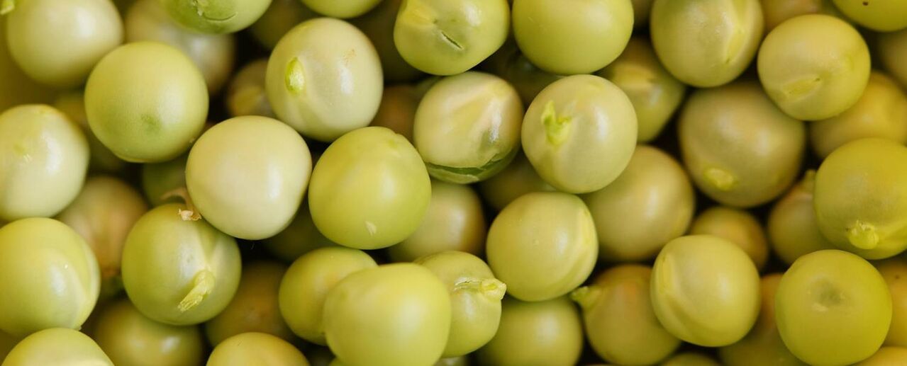 groene erwten in een verjongend gezichtsmasker