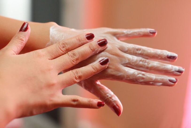 crème op de handen aanbrengen voor huidverjonging