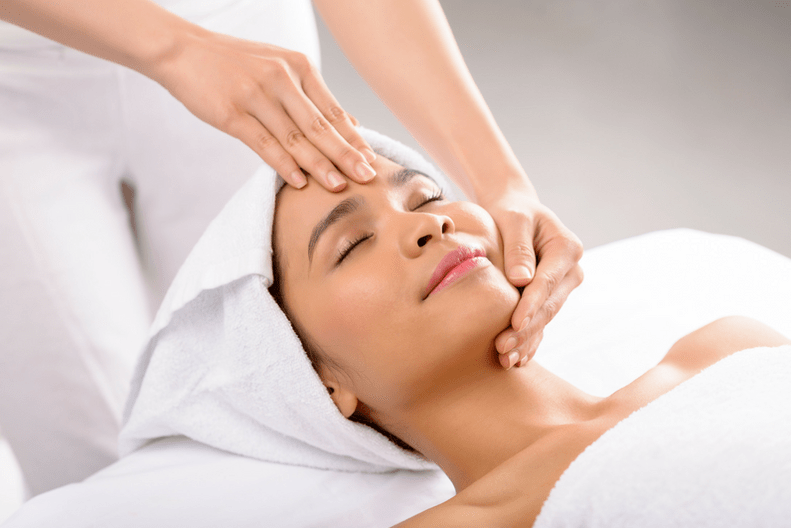 Massage is een van de methoden om de huid van gezicht en lichaam te verjongen